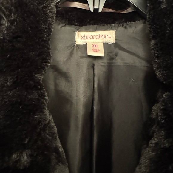 Elegant Black Faux Fur Coat - Picture 6 of 6